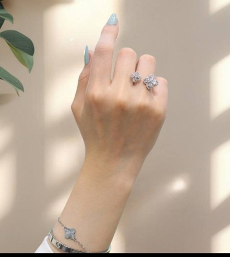 خاتم الوردة الفضة المرصع بالزركون