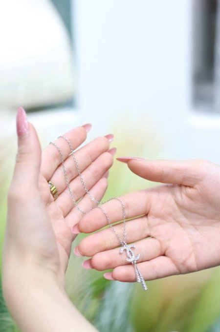 سلسال عقد شانيل فضي